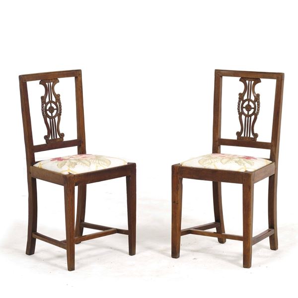 Coppia di sedie in legno intagliato. Fine XVIII-inizi XIX secolo