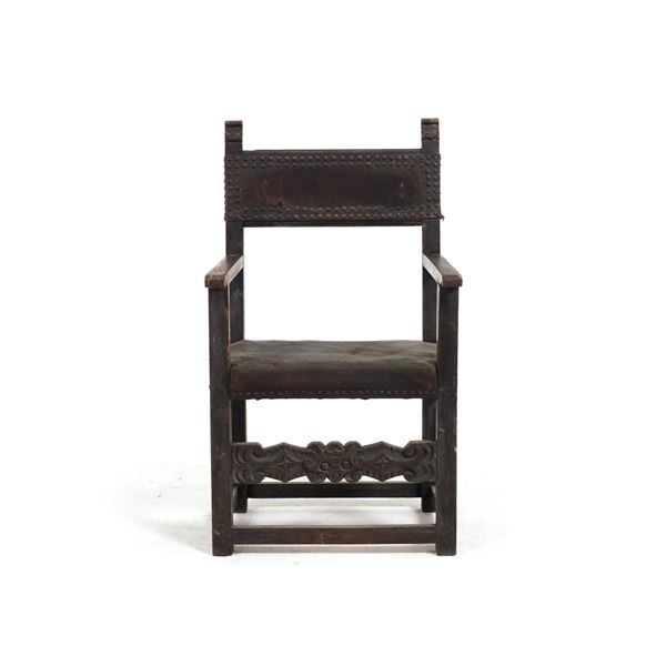 Antico seggiolone in legno intagliato