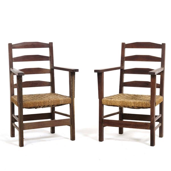 Coppia di seggioloni rustici in legno. XX secolo