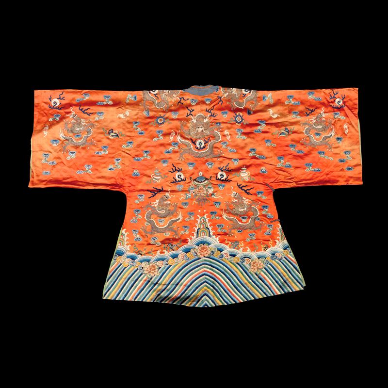 Ceremonial silk robe with coral background embroidered with dragons and clouds, China, early 19th century  - Auction Fine Asian Works of Art - Cambi Casa d'Aste