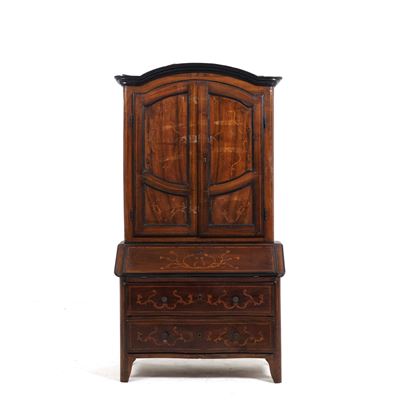 Cassettone con Alzata in Legno Intarsiato. XVIII Secolo
