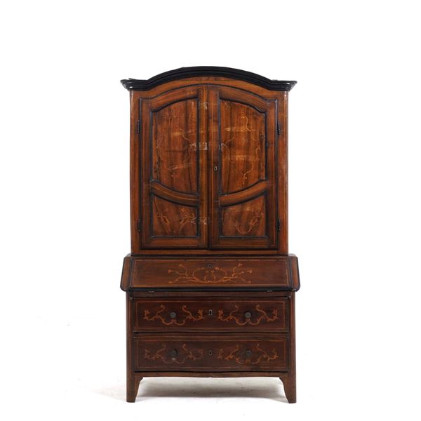 Cassettone con alzata in legno intarsiato. XVIII secolo