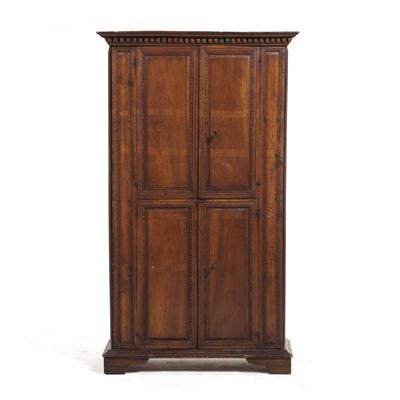 Armadio in Legno Intagliato in Stile Seicentesco