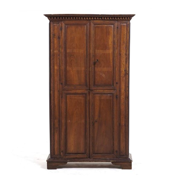 Armadio in legno intagliato in stile seicentesco