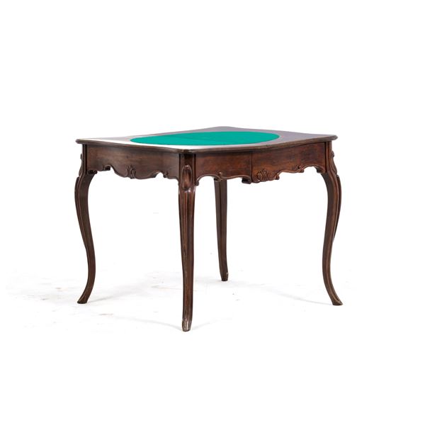 Tavolino da gioco in legno intagliato. XIX-XX secolo