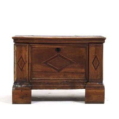 Piccola Cassapanca in Legno Intagliato