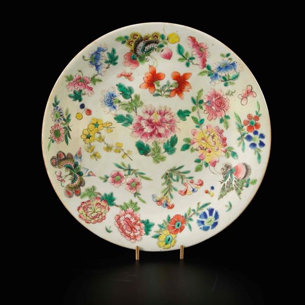 Piatto in porcellana Famiglia Rosa con decori a motivi floreali, Cina, XIX secolo