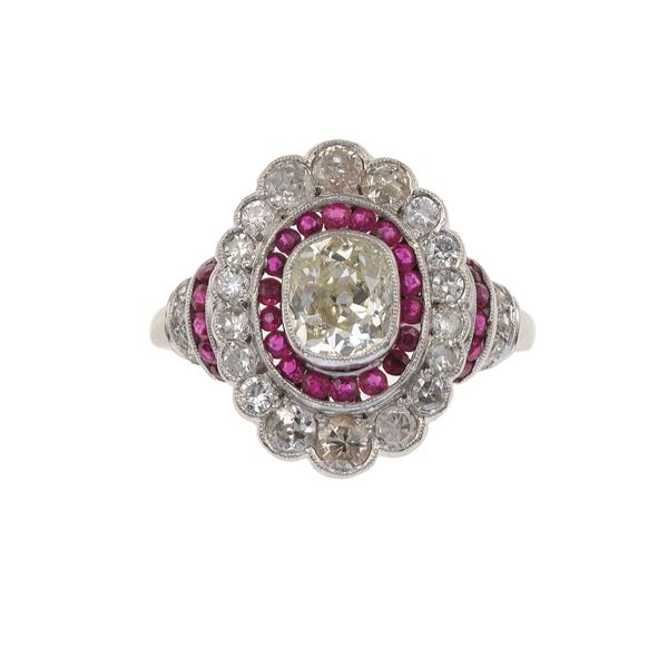 Anello con diamante centrale di vecchio taglio, cuscino, di ct 1.25 circa e rubini