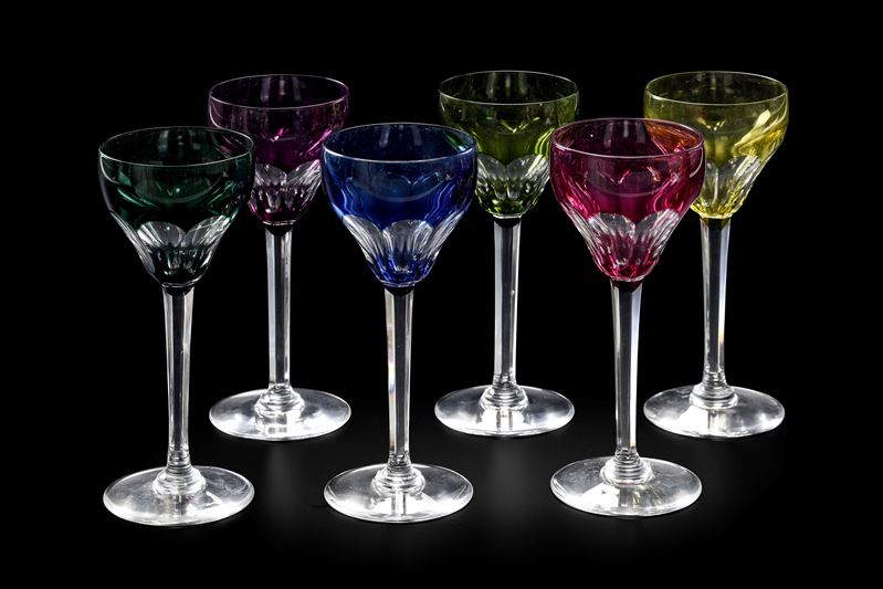 Undici calici colorati Belgio, probabilmente Manifattura Val Saint Lambert, XX secolo   - Asta L'Art de la Table - Cambi Casa d'Aste