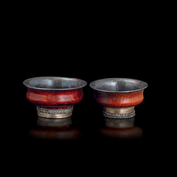 Lotto composto da due ciotole tibetane in legn laccato, Tibet, XIX secolo