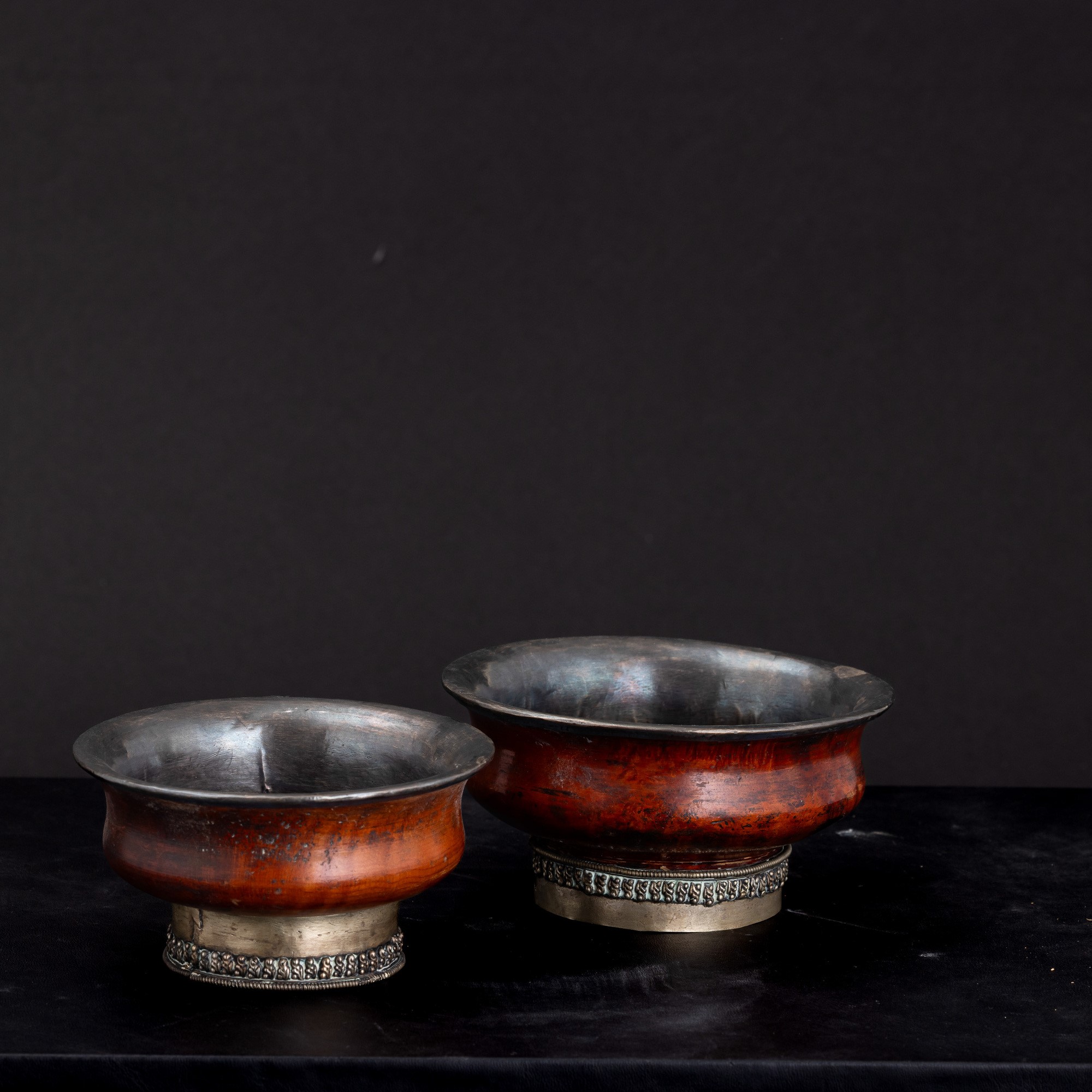 Tibet, Due ciotole tibetane in legno laccato e parti metalliche,  XIX secolo
