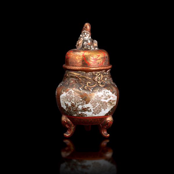 Potiche in porcellana Kutani a fondo arancione raffigurante scena di corte entro riserva, Giappone, XIX secolo