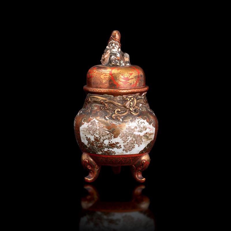 Potiche in porcellana Kutani a fondo arancione raffigurante scena di corte entro riserva, Giappone, XIX secolo  - Auction Fine Asian Works of Art - Cambi Casa d'Aste