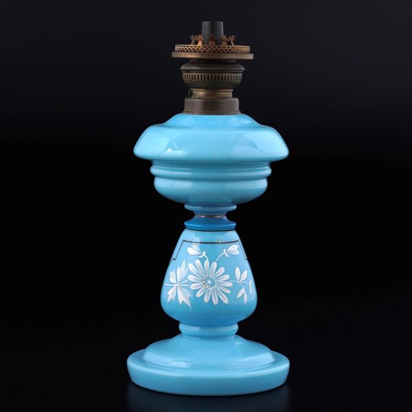 Lampada ad olio in vetro opalino azzurro, XIX secolo