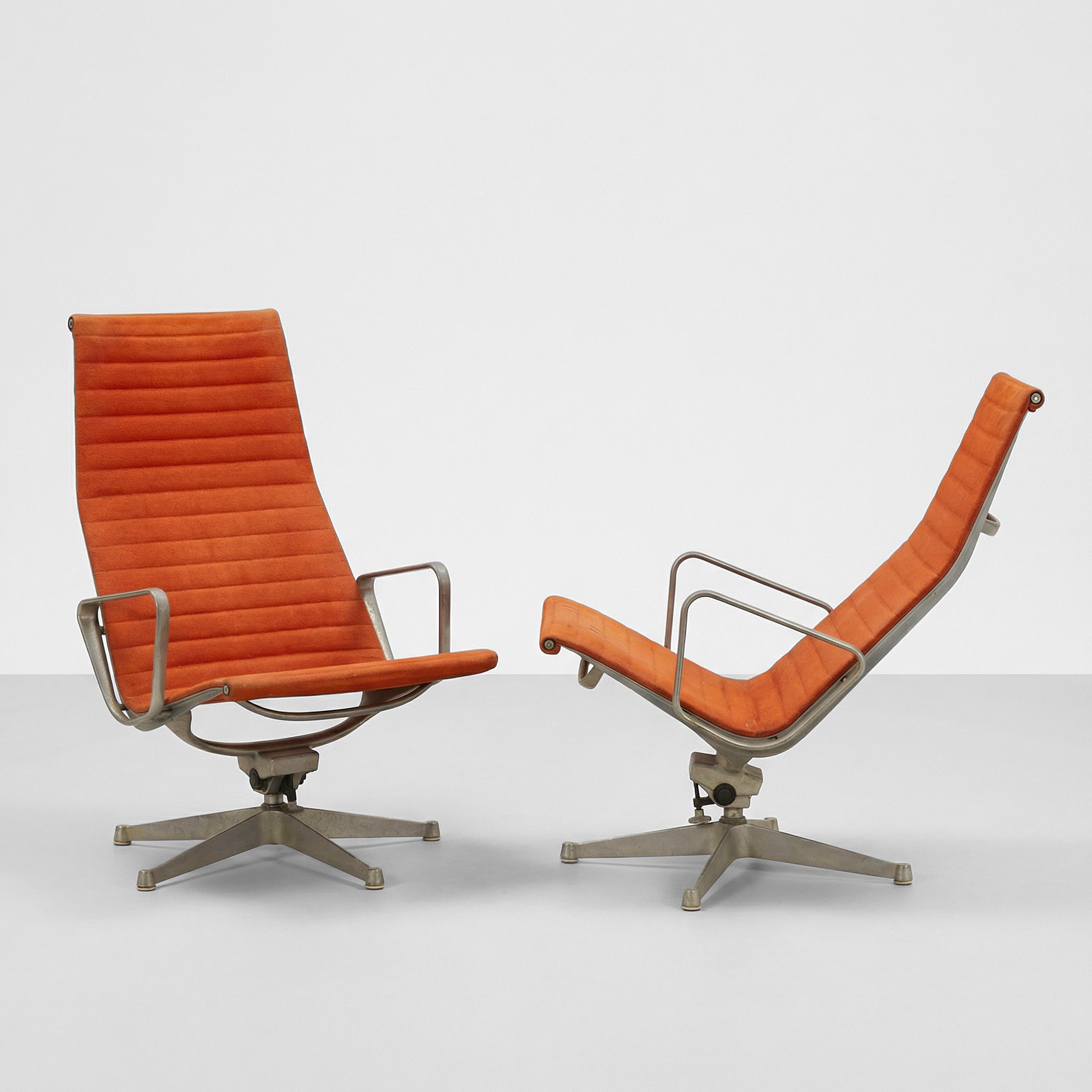 Charles & Ray Eames - Due poltrone girevoli mod. EA 124, alluminio e tessuto, circa 1950