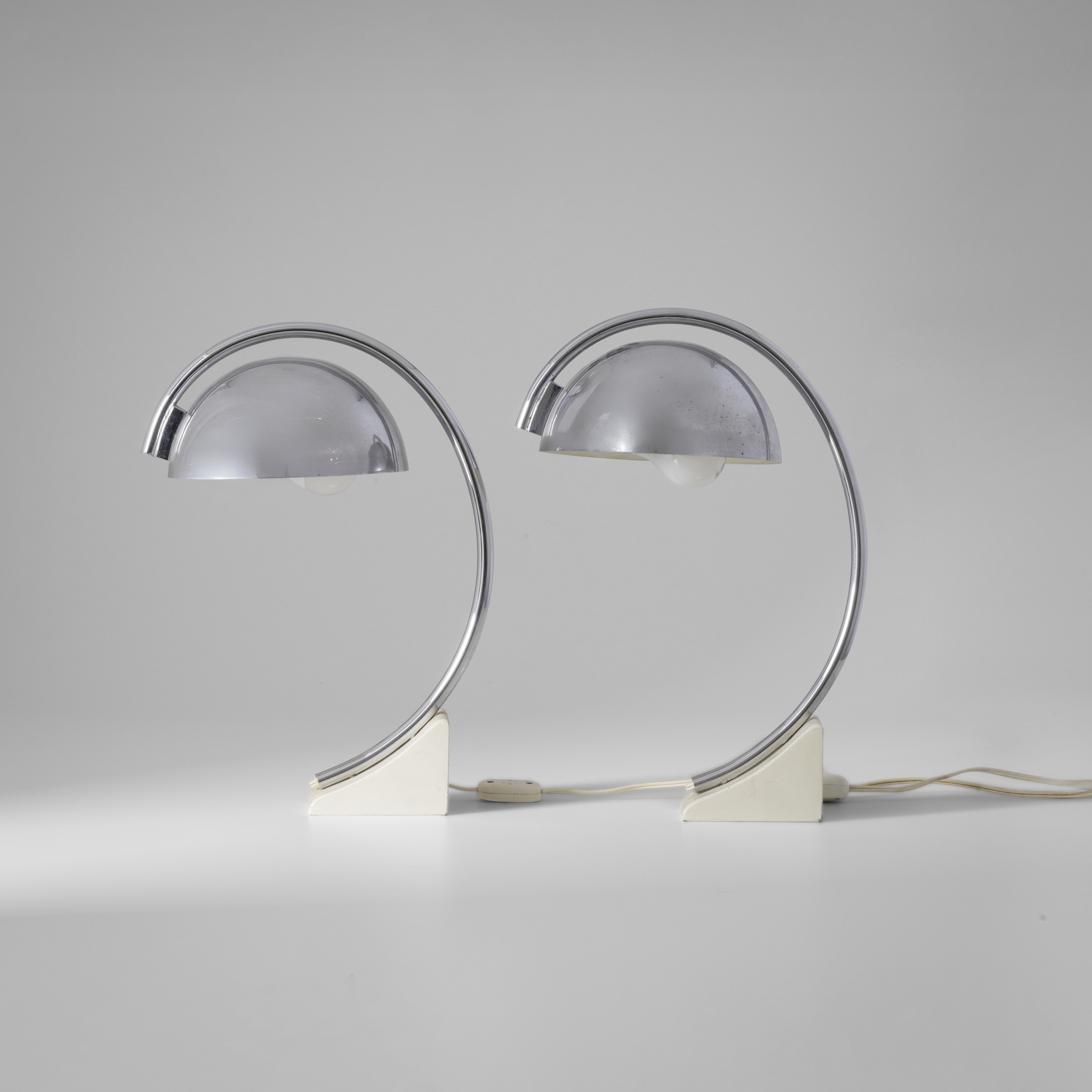 Lampade da tavolo, metallo cromato e legno laccato, Italia, circa 1970
