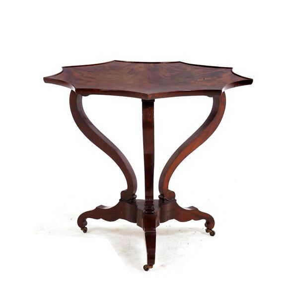 Tavolo lastronato in piuma di mogano. XIX secolo