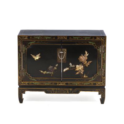 Cina, Mobile in legno laccato con decori floreali in oro, Dinastia Qing, XIX secolo