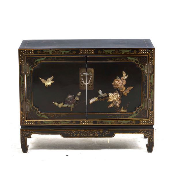 Mobile in legno laccato a soggetto naturalistico con decori floreali in oro, Cina, Dinastia Qing, XIX secolo