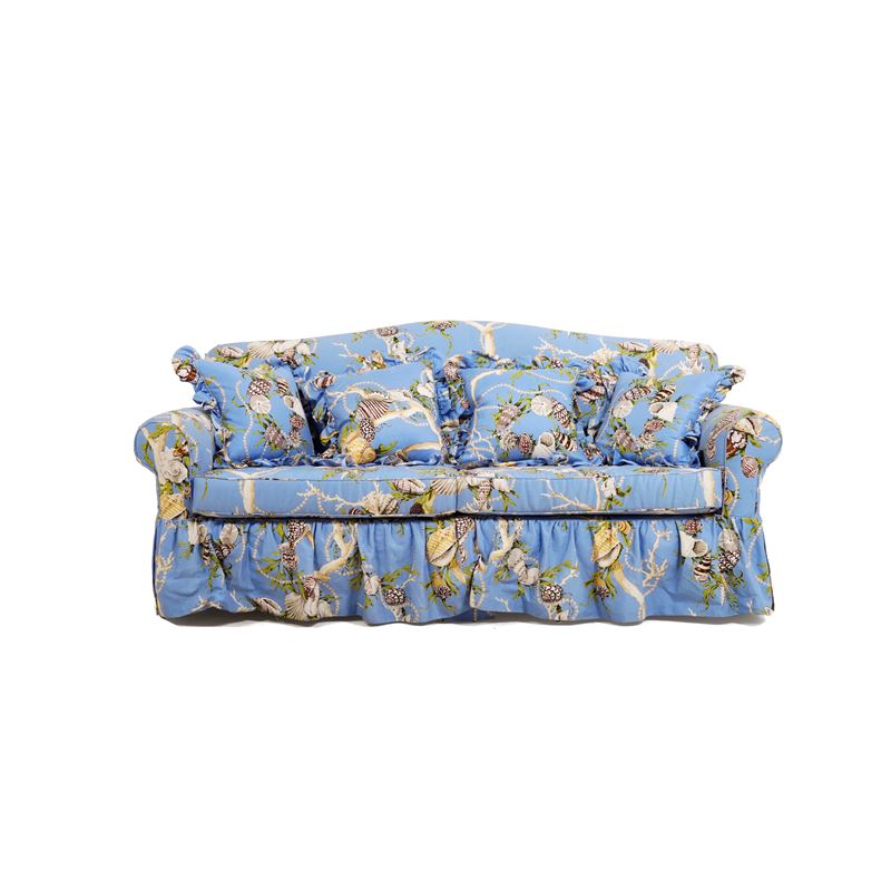 Divano a due posti rivestito in tessuto viola decorato a soggetto marino  - Asta Antiquariato - Cambi Casa d'Aste