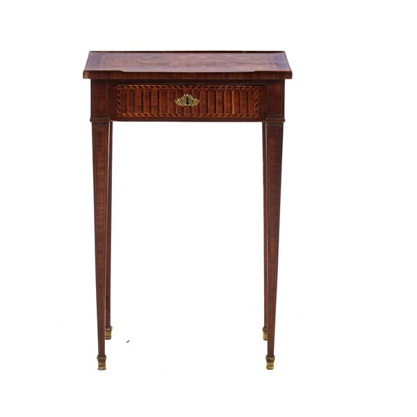 Tavolino da salotto Luigi XVI lastronato in varie essenze arboree e filettato. XIX secolo