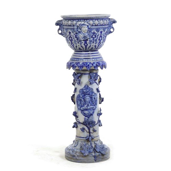 Cachepot su colonna in maiolica. XX secolo
