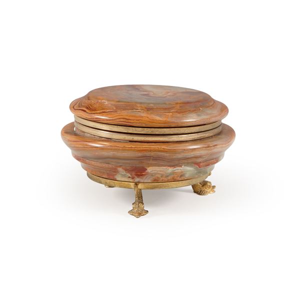 Scatola con coperchio presumibilmente in agata