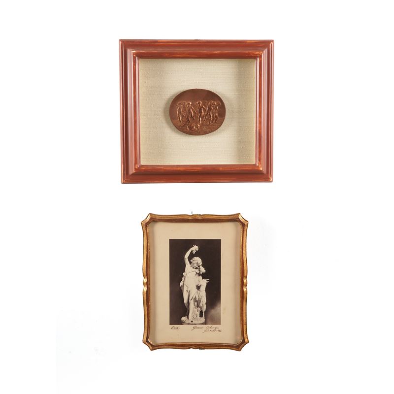 Un rilievo in rame con putti e una fotografia di scultura raffigurante Bacco  - Asta Antiquariato - Cambi Casa d'Aste