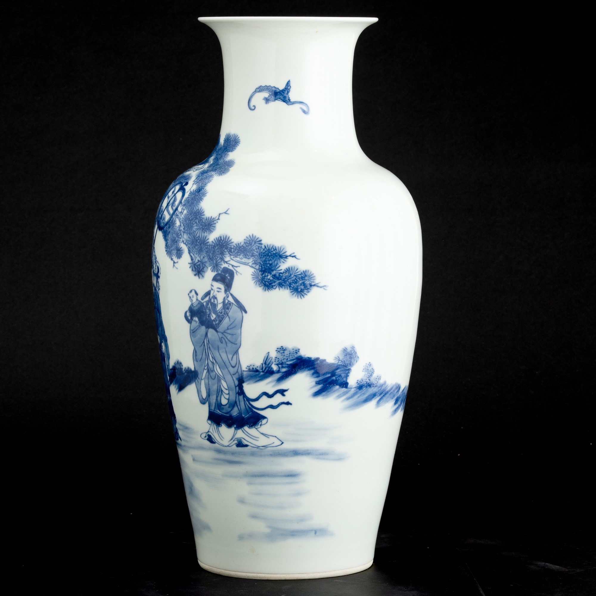 Cina (Dinastia Qing, XIX secolo), Vaso in porcellana bianca e blu con scena di corte