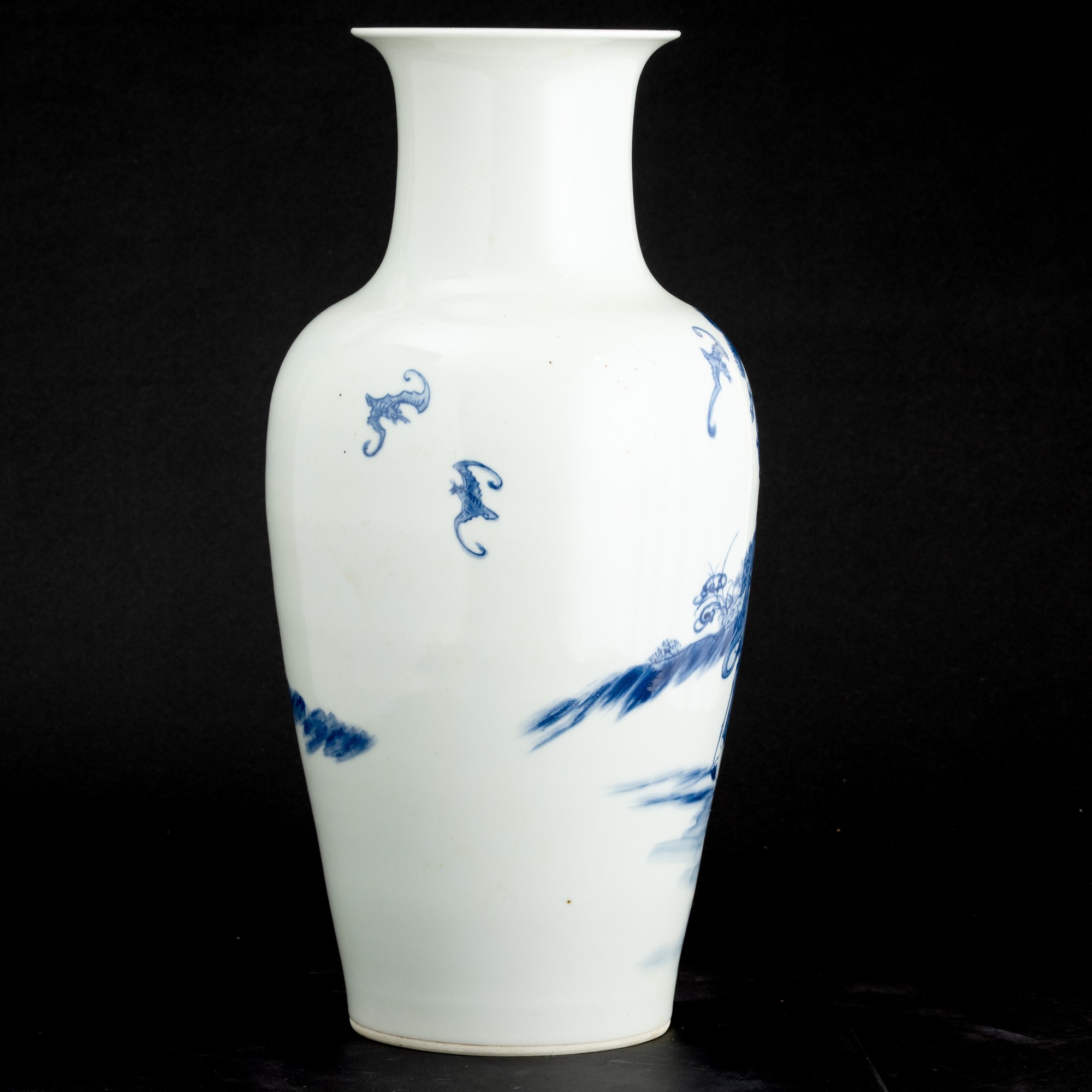 Cina (Dinastia Qing, XIX secolo), Vaso in porcellana bianca e blu con scena di corte