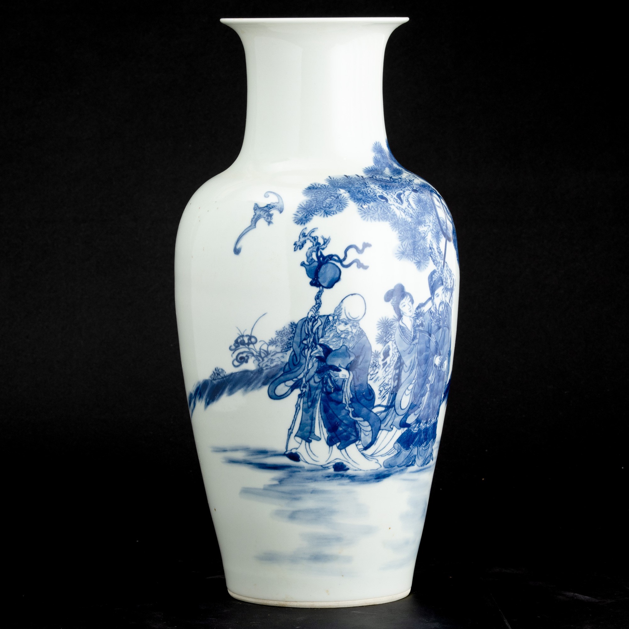 Cina (Dinastia Qing, XIX secolo), Vaso in porcellana bianca e blu con scena di corte