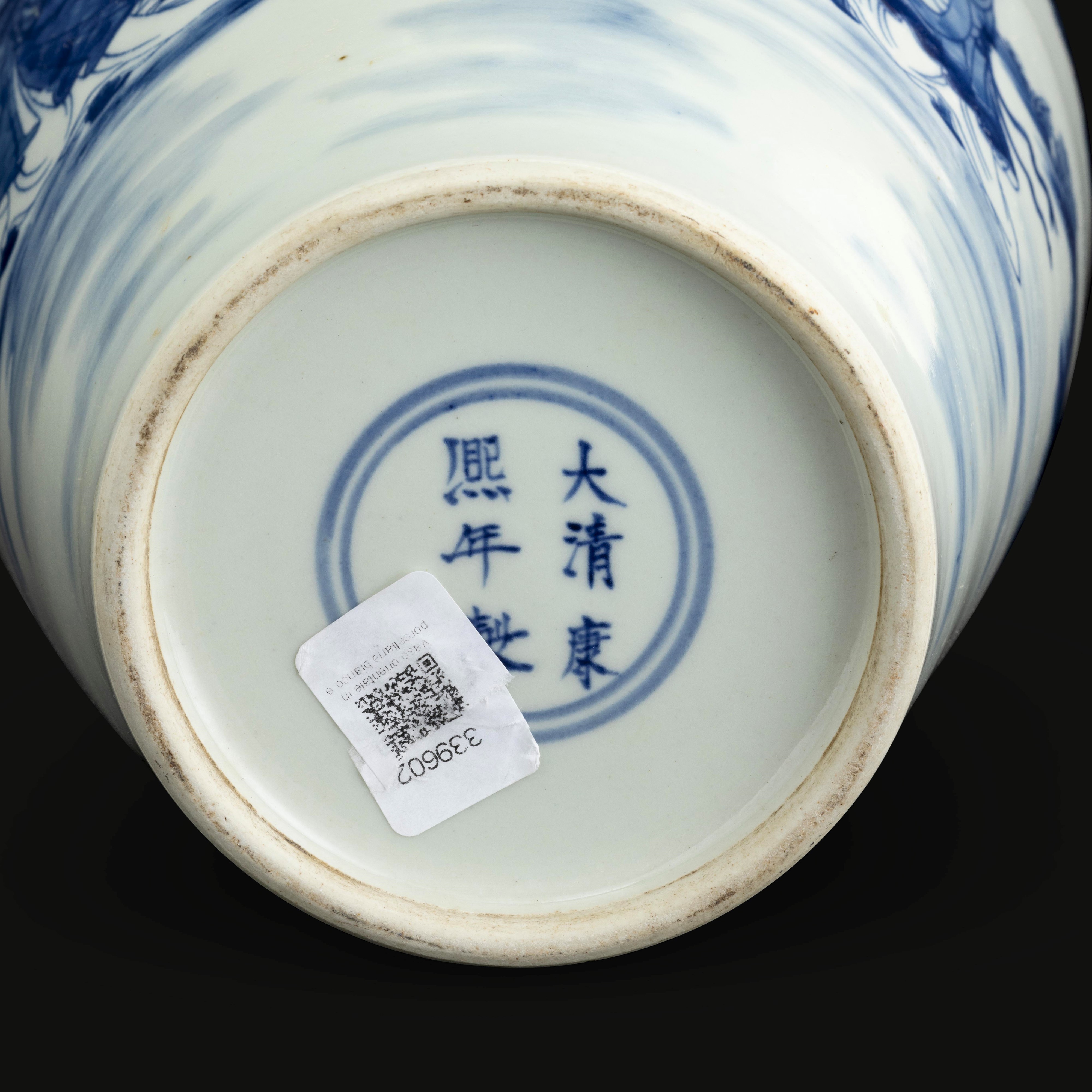 Cina (Dinastia Qing, XIX secolo), Vaso in porcellana bianca e blu con scena di corte