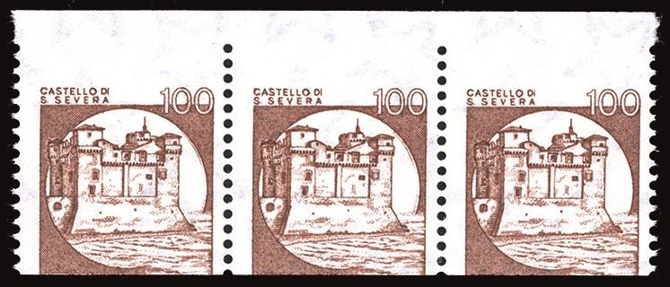 REPUBBLICA ITALIANA 1988 - 100 lire Castelli in bobina (1528B), taglio orizzontale fortemente spostato in alto, senza dicitura "ITALIA", bordo di foglio, striscia orizzontale di tre  - Auction Philately - Cambi Casa d'Aste