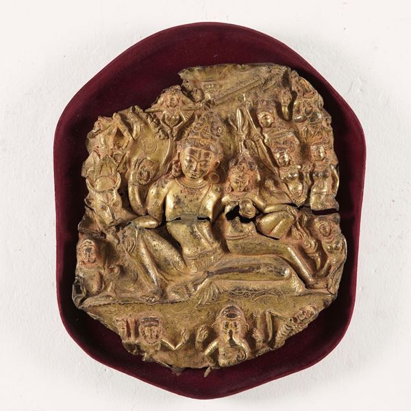 Frammento in lamina di metallo dorata raffiguranti divinità orientali