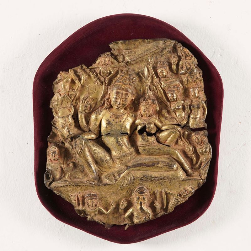 Frammento in lamina di metallo dorata raffiguranti divinità orientali  - Asta Antiquariato - Cambi Casa d'Aste