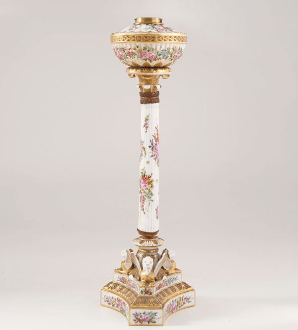 Lampada ad olio in porcellana policroma pseudo-Sevres