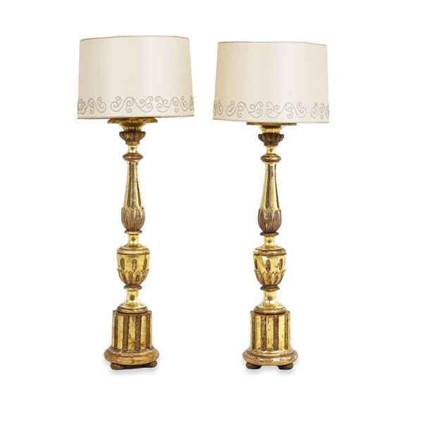 Coppia di torciere in legno intagliato e dorato. XVIII-XIX secolo