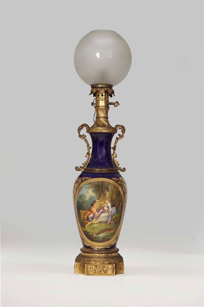 Lampada Ad Olio in Porcellana e Metallo Dorato. Francia XIX-XX Secolo