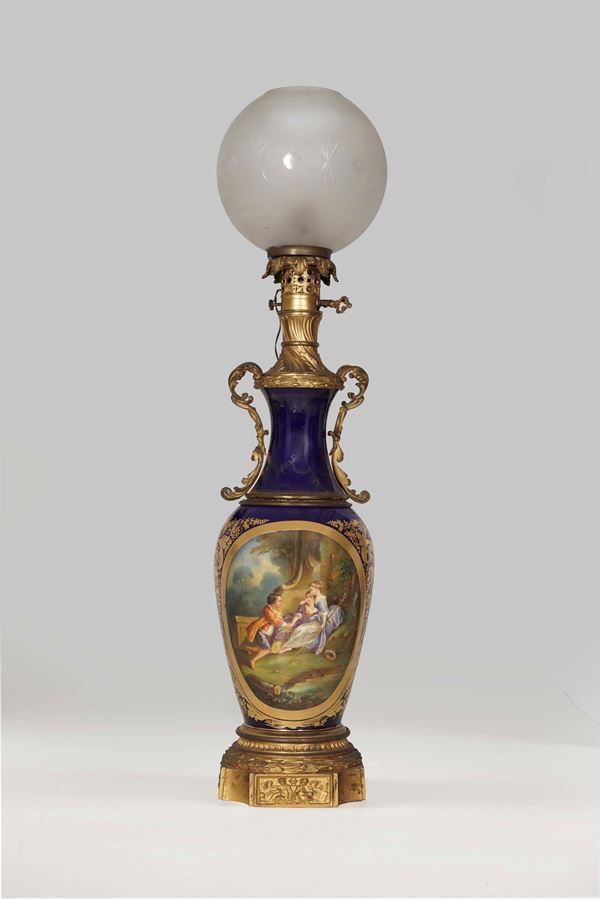 Lampada ad olio in porcellana e metallo dorato. Francia XIX-XX secolo