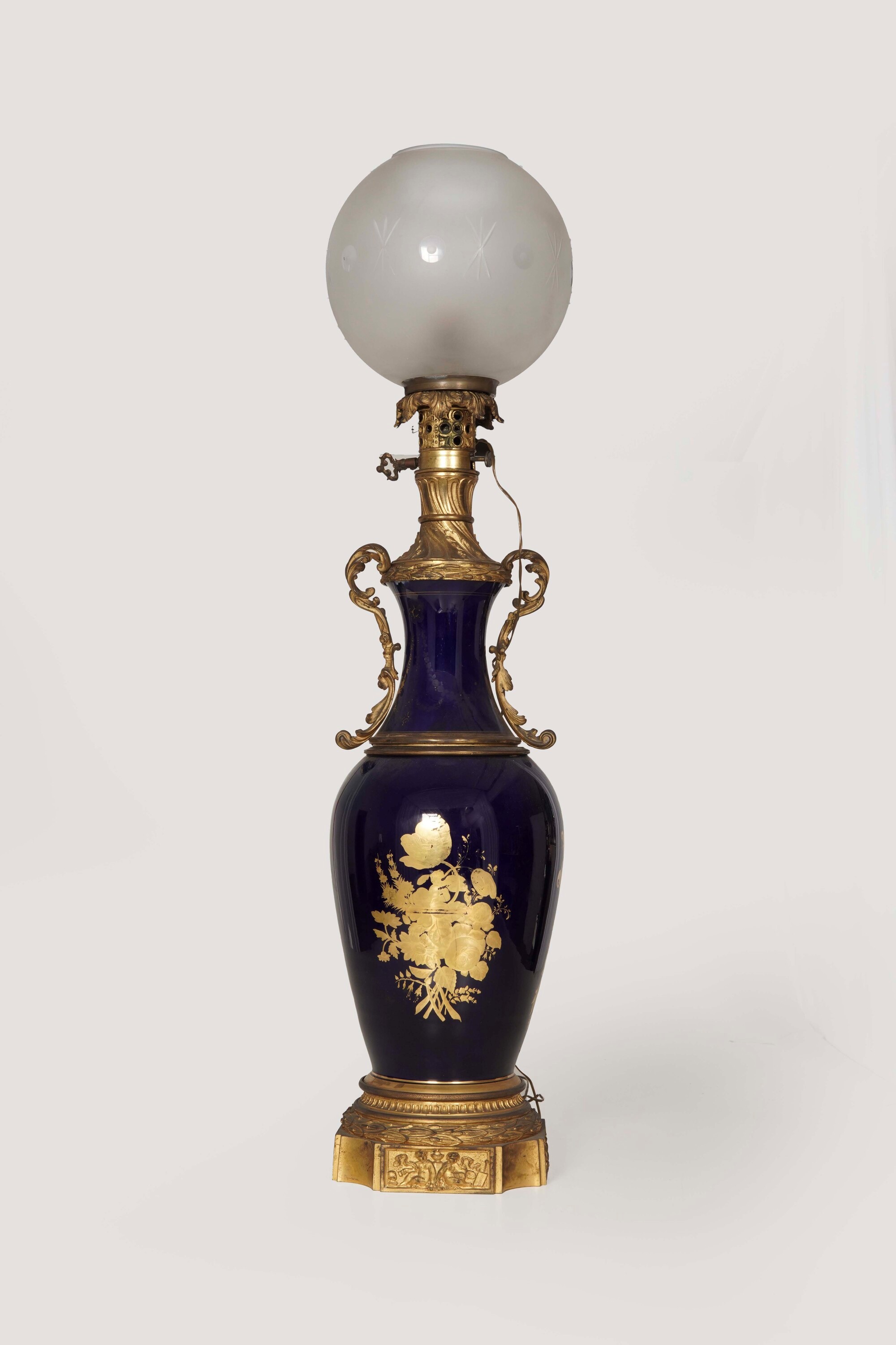 Lampada Ad Olio in Porcellana e Metallo Dorato. Francia XIX-XX Secolo