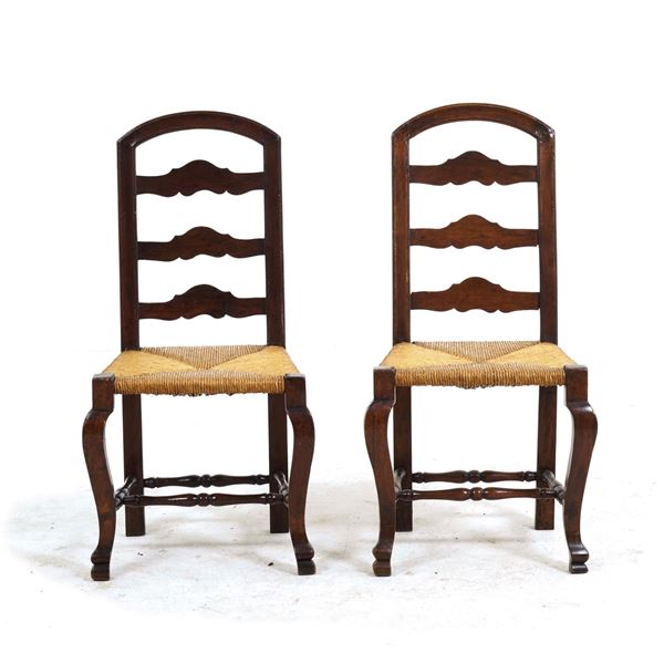 Coppia di sedie in stile. XX secolo