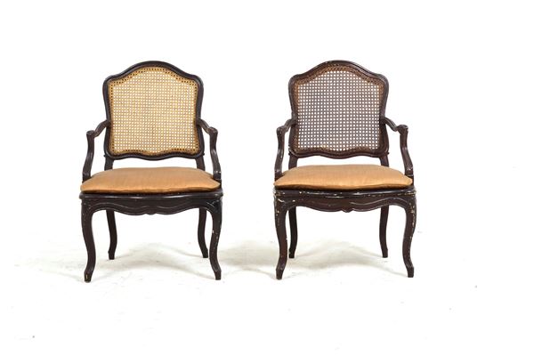 Coppia di poltrone in legno intagliato. XX secolo