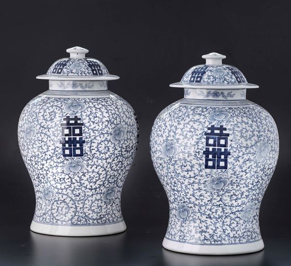 Coppia di potiches in porcellana. Cina XX secolo