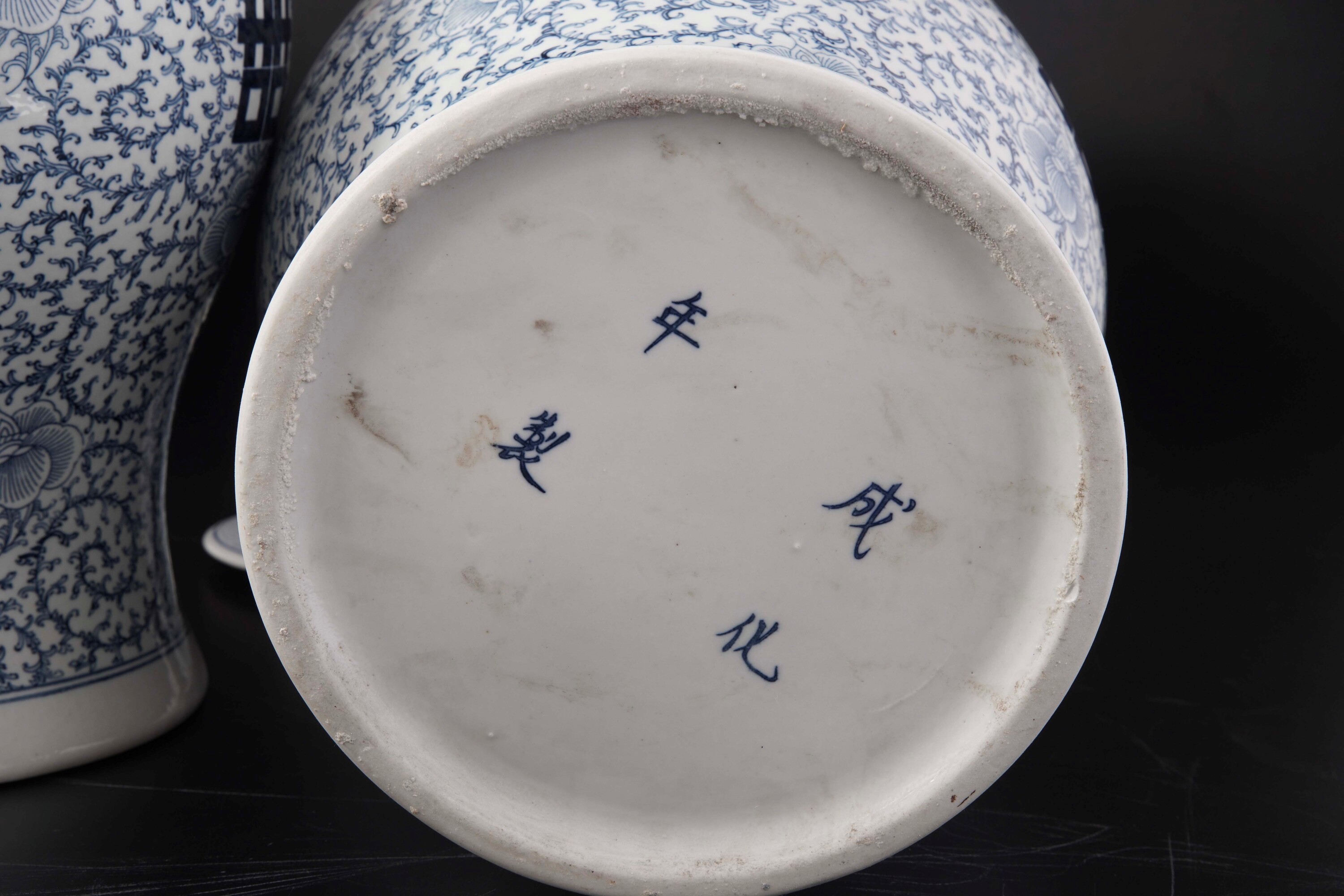 Coppia di Potiches in Porcellana. Cina XX Secolo