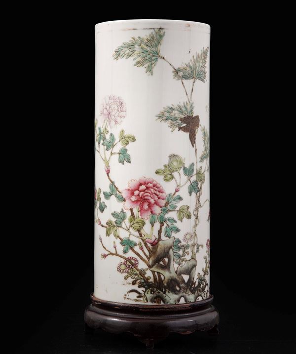 Vaso in porcellana con base in legno, Cina XX secolo