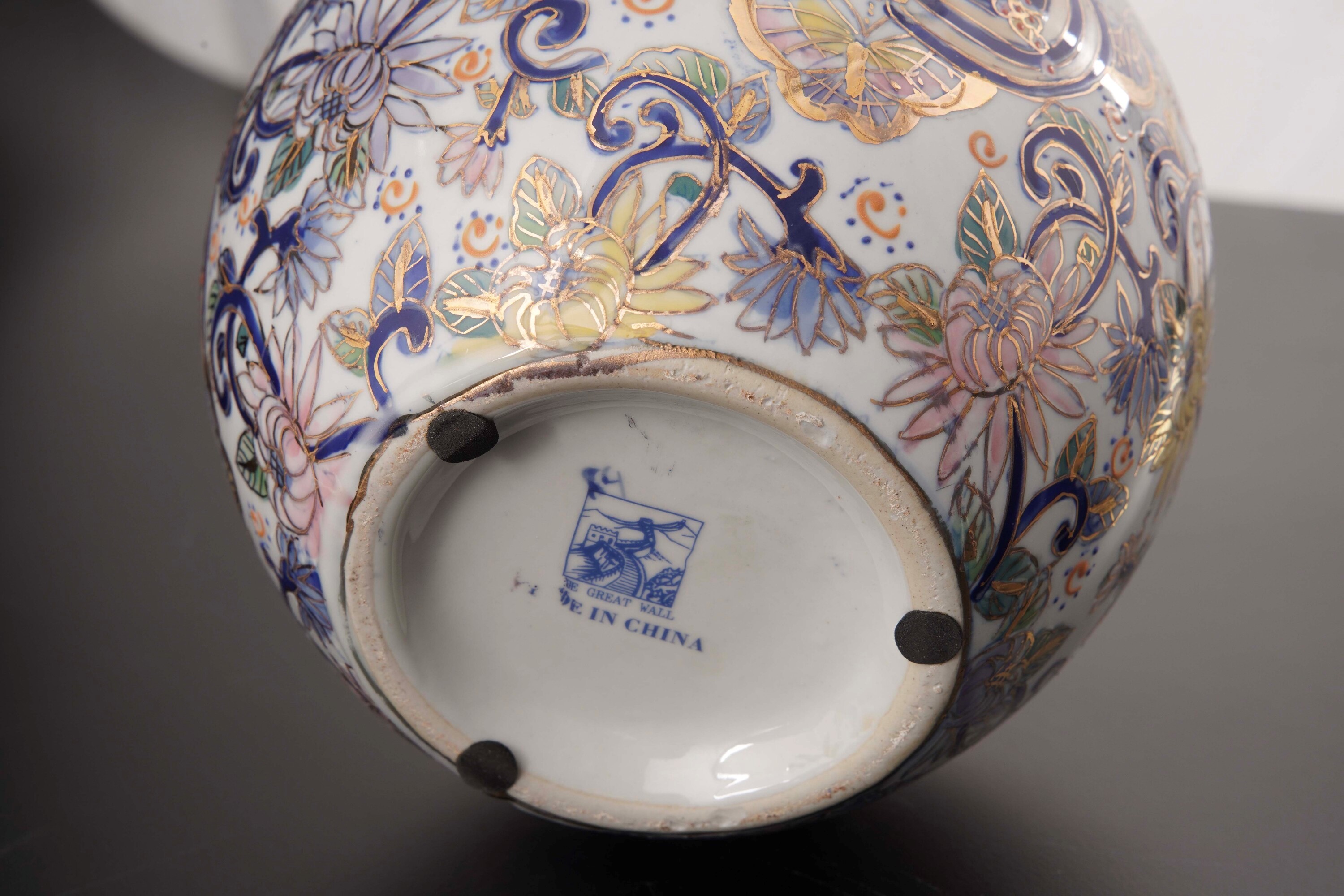 Piccolo Vaso con Coperchio in Porcellana. Cina XX Secolo