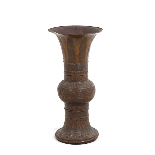Vaso a coppa arcaico in bronzo. Cina XIX secolo