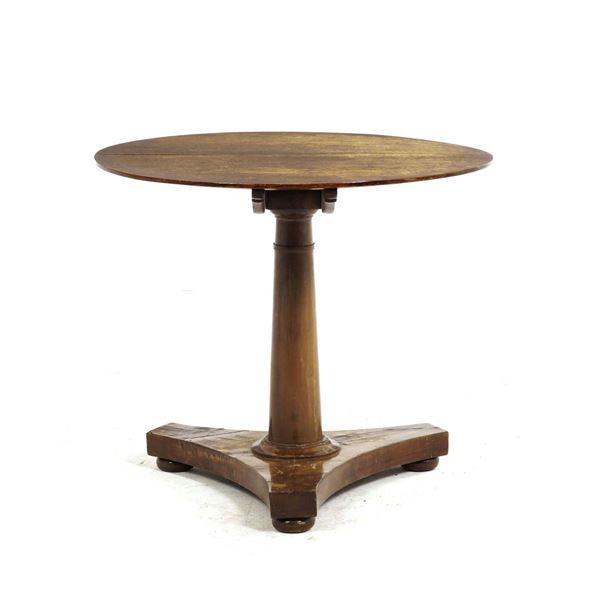 Tavolo tondo in legno. XIX secolo