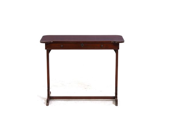 Tavolino in legno. XX secolo