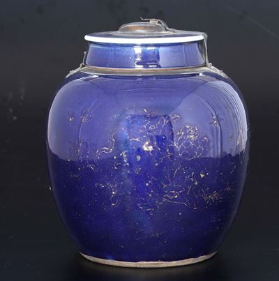 Potiche in Porcellana Blu con Tracce di Decori in Oro. XX Secolo